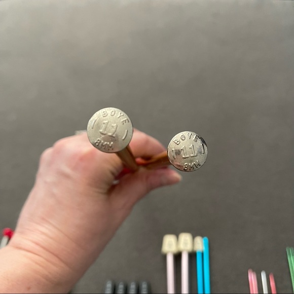 Set of knitting needles: #8, 9mm, 11, 5.5mm, 8mm, (1) #10 metal and wood. - Picture 7 of 10